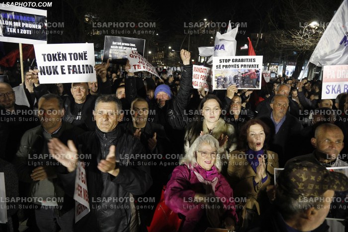 Proteste e Partise Mundesia