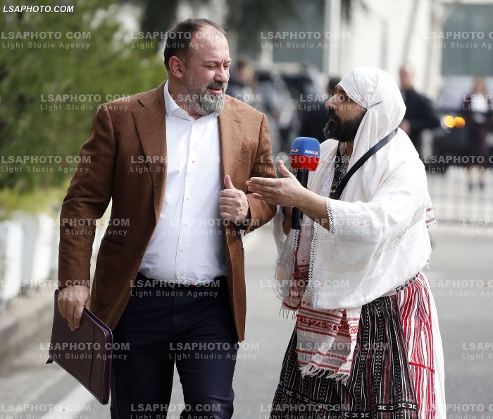 Ministra dhe Deputete duke hyre ne parlament
