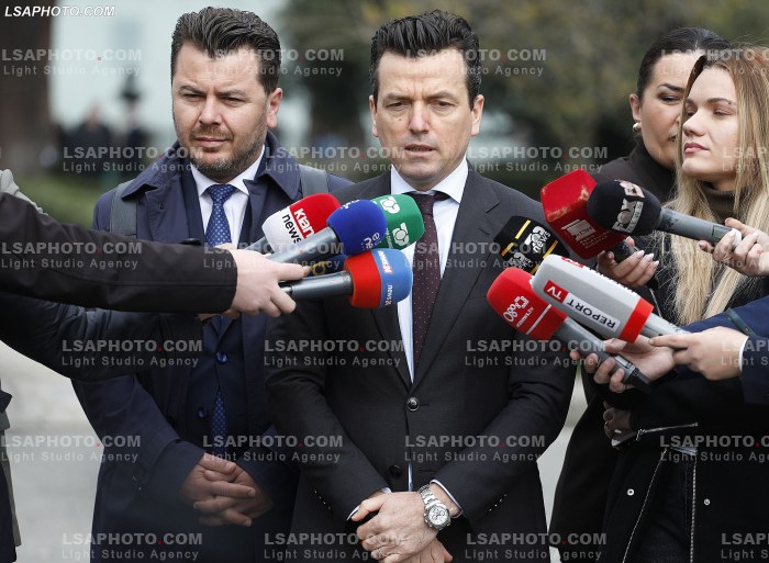 Ministra dhe Deputete duke hyre ne parlament