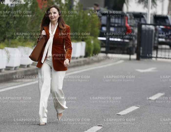 Ministra dhe Deputete duke hyre ne parlament