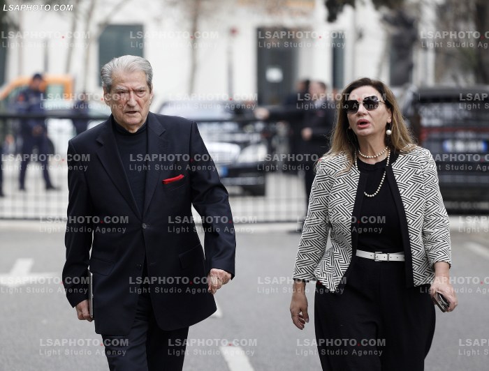 Ministra dhe Deputete duke hyre ne parlament