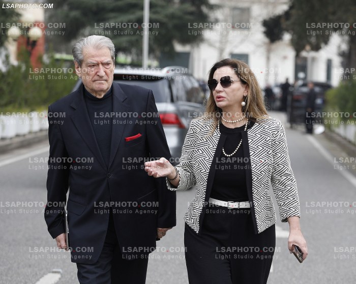 Ministra dhe Deputete duke hyre ne parlament