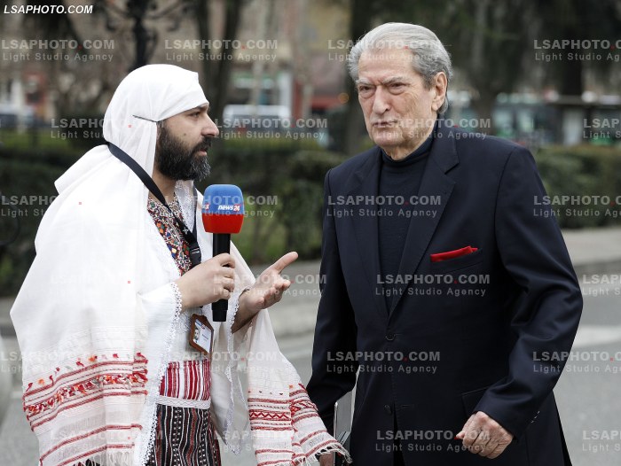Ministra dhe Deputete duke hyre ne parlament
