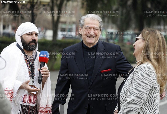 Ministra dhe Deputete duke hyre ne parlament