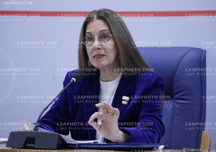 Mirela Kumbaro ne konference per shtyp