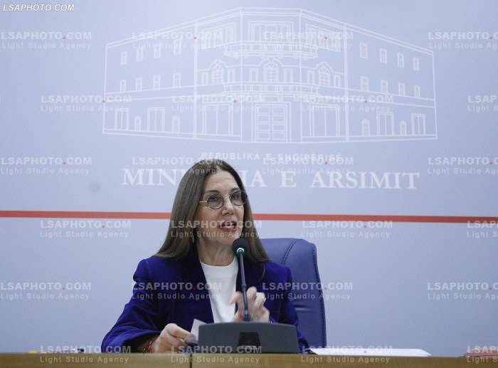 Mirela Kumbaro ne konference per shtyp