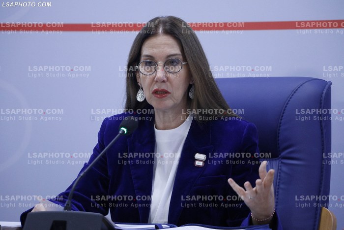 Mirela Kumbaro ne konference per shtyp