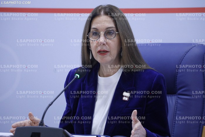 Mirela Kumbaro ne konference per shtyp