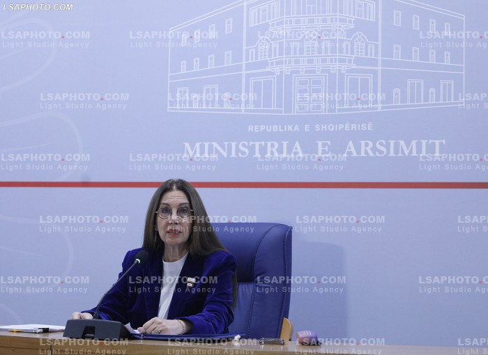Mirela Kumbaro ne konference per shtyp