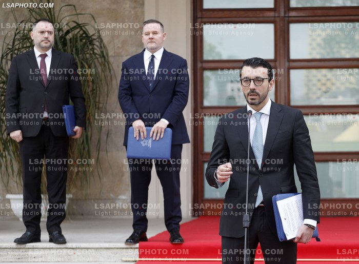 Ministra pas mbledhjes se qeverise