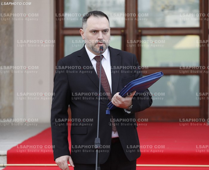 Ministra pas mbledhjes se qeverise