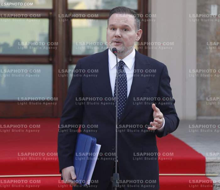 Ministra pas mbledhjes se qeverise