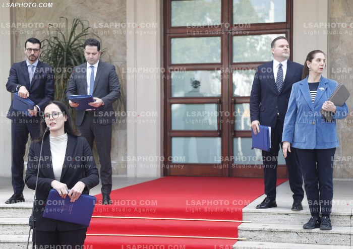 Ministra pas mbledhjes se qeverise