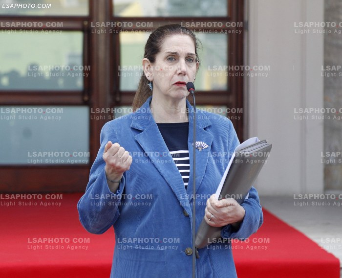 Ministra pas mbledhjes se qeverise