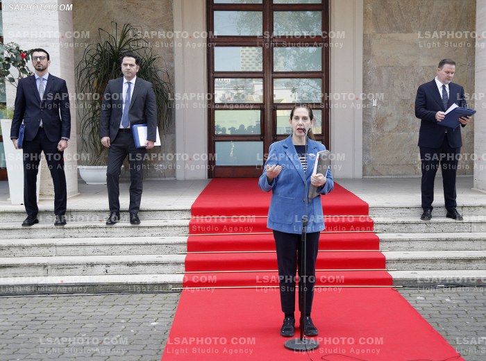 Ministra pas mbledhjes se qeverise