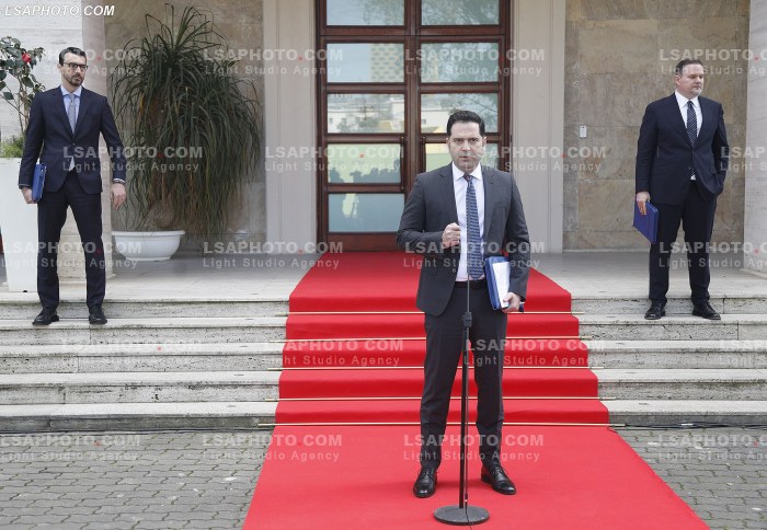 Ministra pas mbledhjes se qeverise