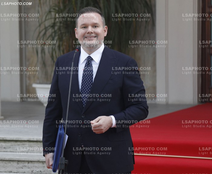 Ministra pas mbledhjes se qeverise