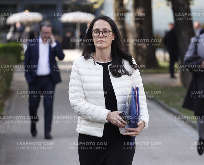 Deputete dhe Ministra jashte parlamenti