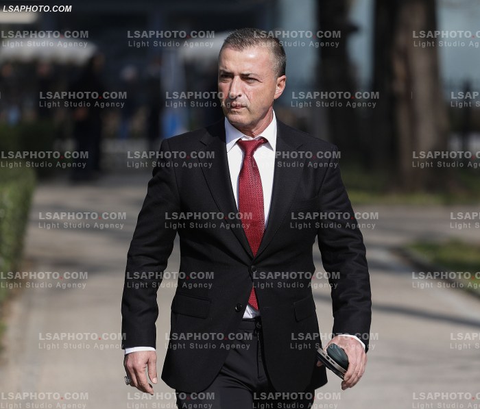Deputete jashte parlamenti