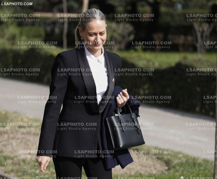 Deputete jashte parlamenti