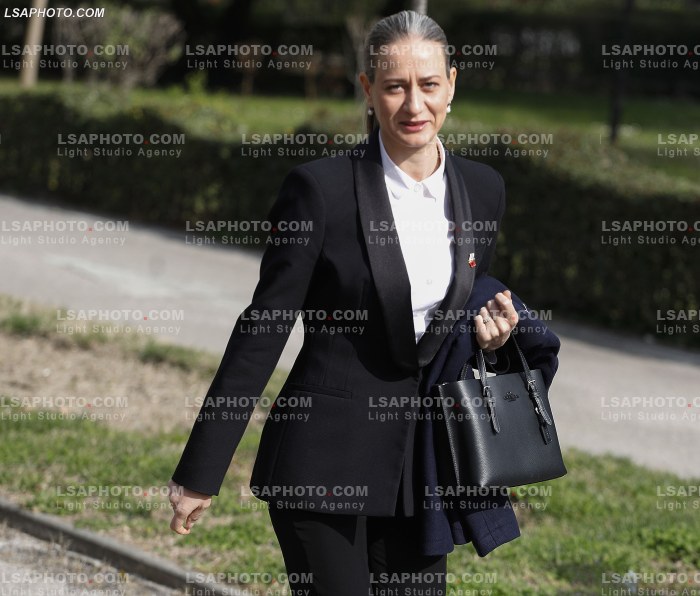 Deputete jashte parlamenti