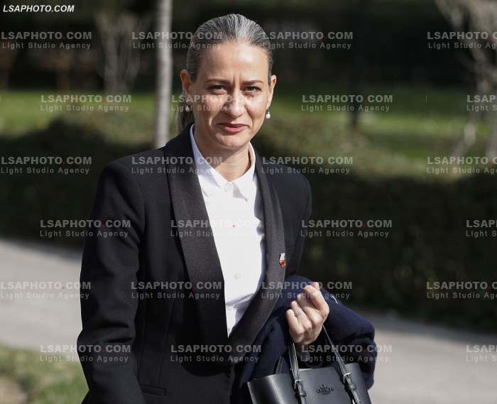 Deputete jashte parlamenti