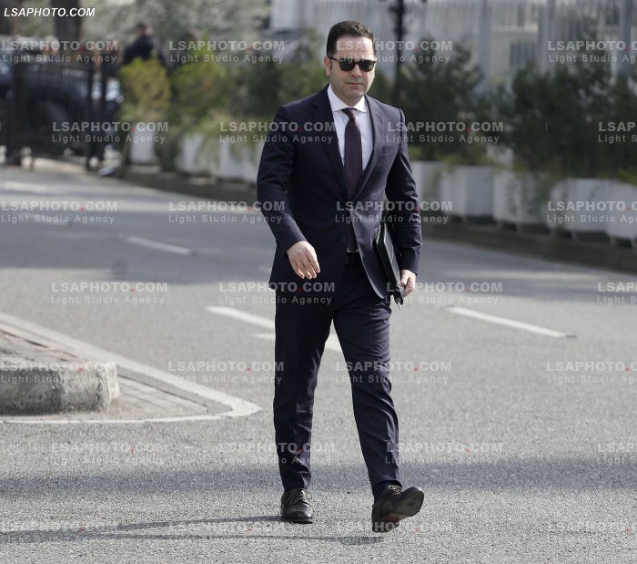 Deputete jashte parlamenti