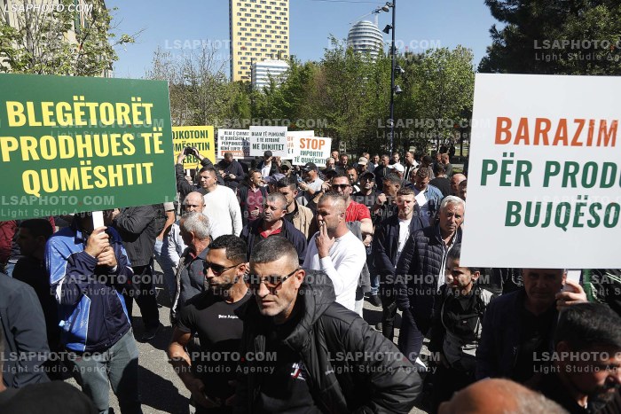 Proteste e blegtoreve ne Tirane