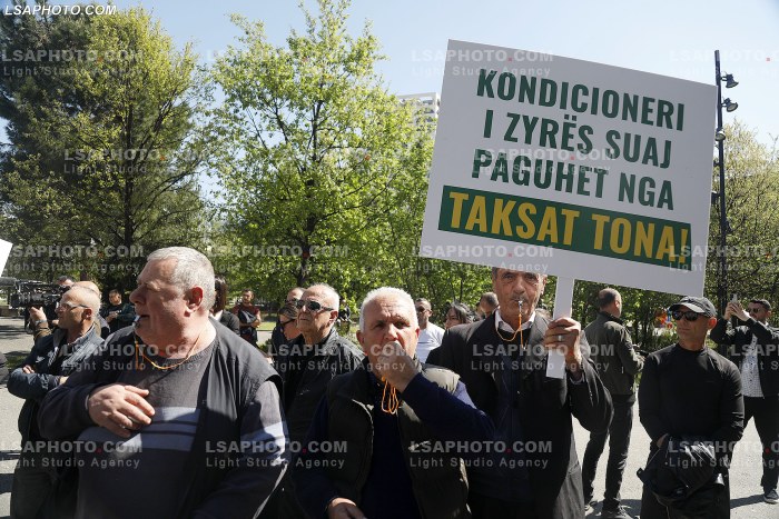 Proteste e blegtoreve ne Tirane