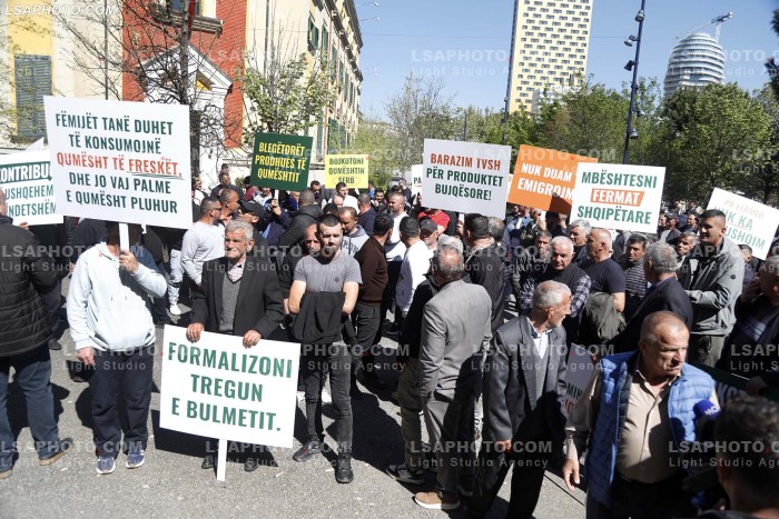 Proteste e blegtoreve ne Tirane