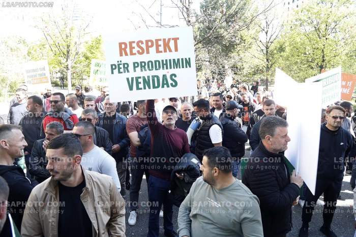 Proteste e blegtoreve ne Tirane