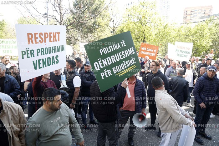 Proteste e blegtoreve ne Tirane
