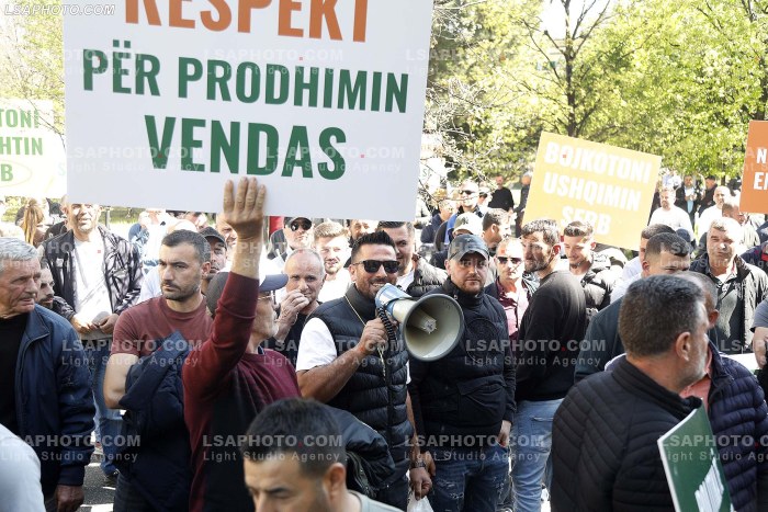 Proteste e blegtoreve ne Tirane