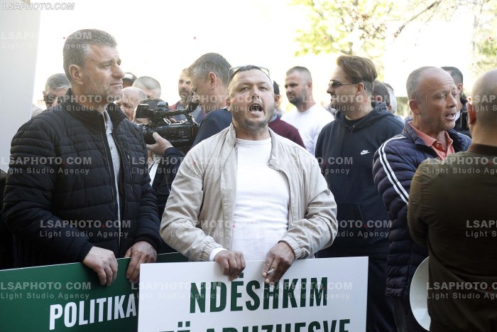 Proteste e blegtoreve ne Tirane