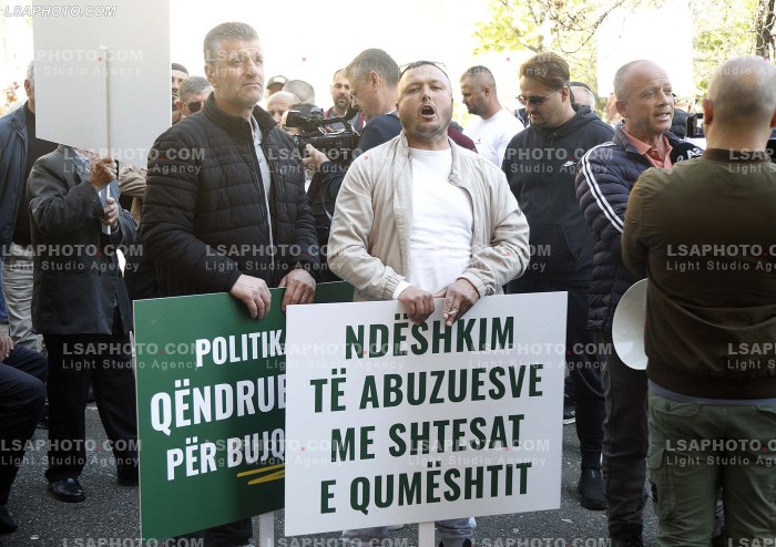 Proteste e blegtoreve ne Tirane