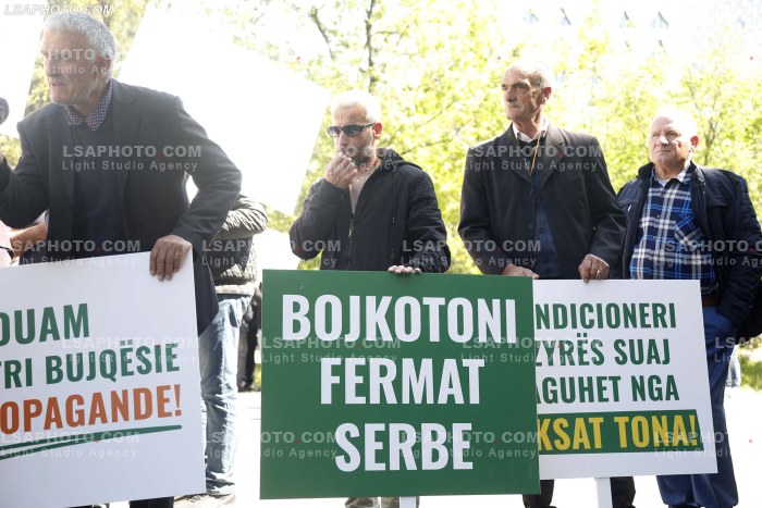 Proteste e blegtoreve ne Tirane