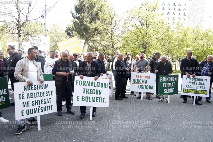 Proteste e blegtoreve ne Tirane