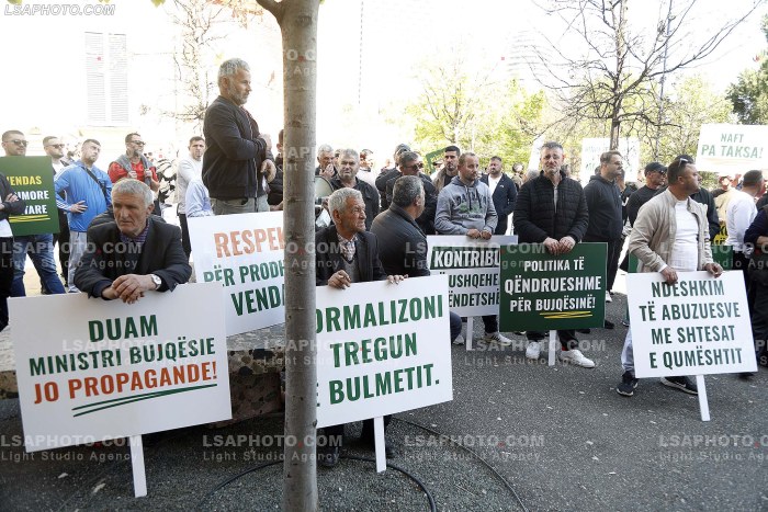 Proteste e blegtoreve ne Tirane