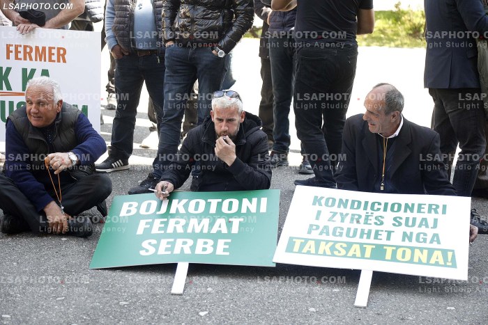 Proteste e blegtoreve ne Tirane