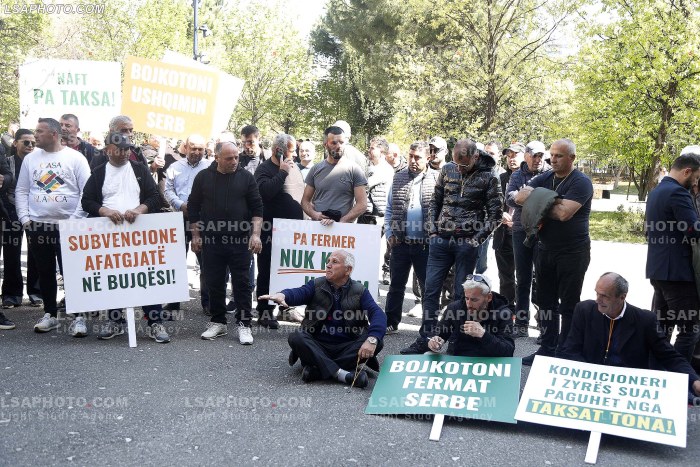 Proteste e blegtoreve ne Tirane