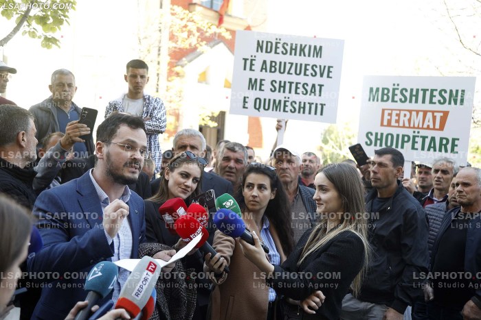 Proteste e blegtoreve ne Tirane