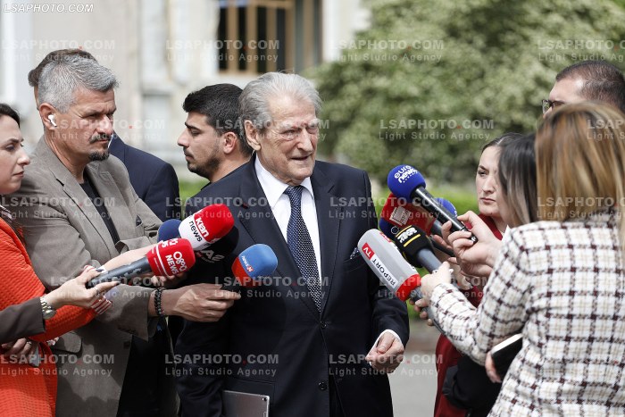 Deputete jashte parlamenti