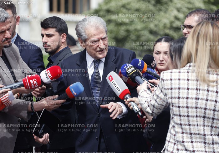 Deputete jashte parlamenti