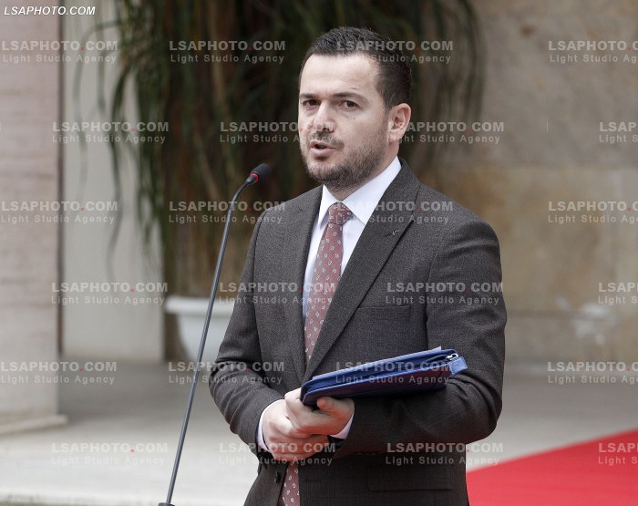 Ministra pas mbledhjes se qeverise