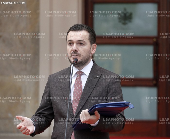 Ministra pas mbledhjes se qeverise