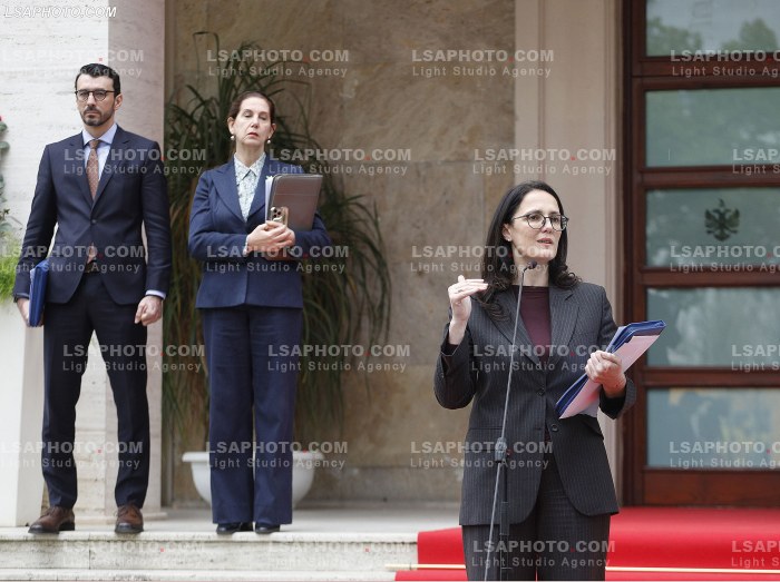 Ministra pas mbledhjes se qeverise
