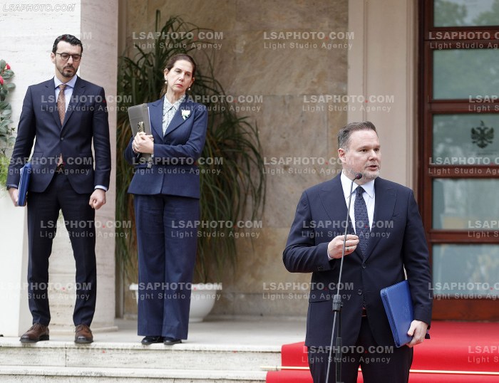 Ministra pas mbledhjes se qeverise