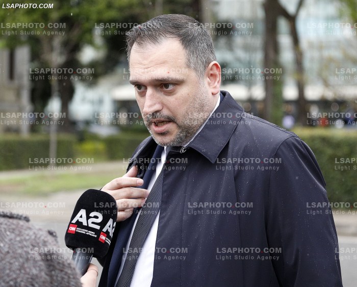Ministra dhe deputete jashte parlamenti