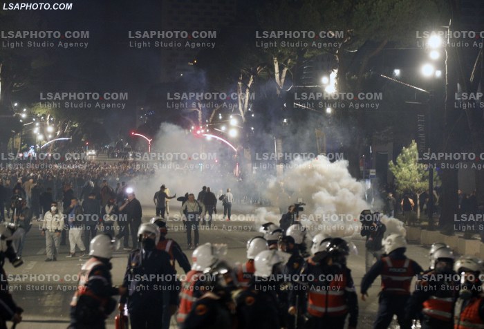 Proteste e PD para Kryeministrise