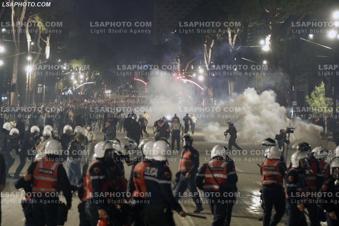 Proteste e PD para Kryeministrise